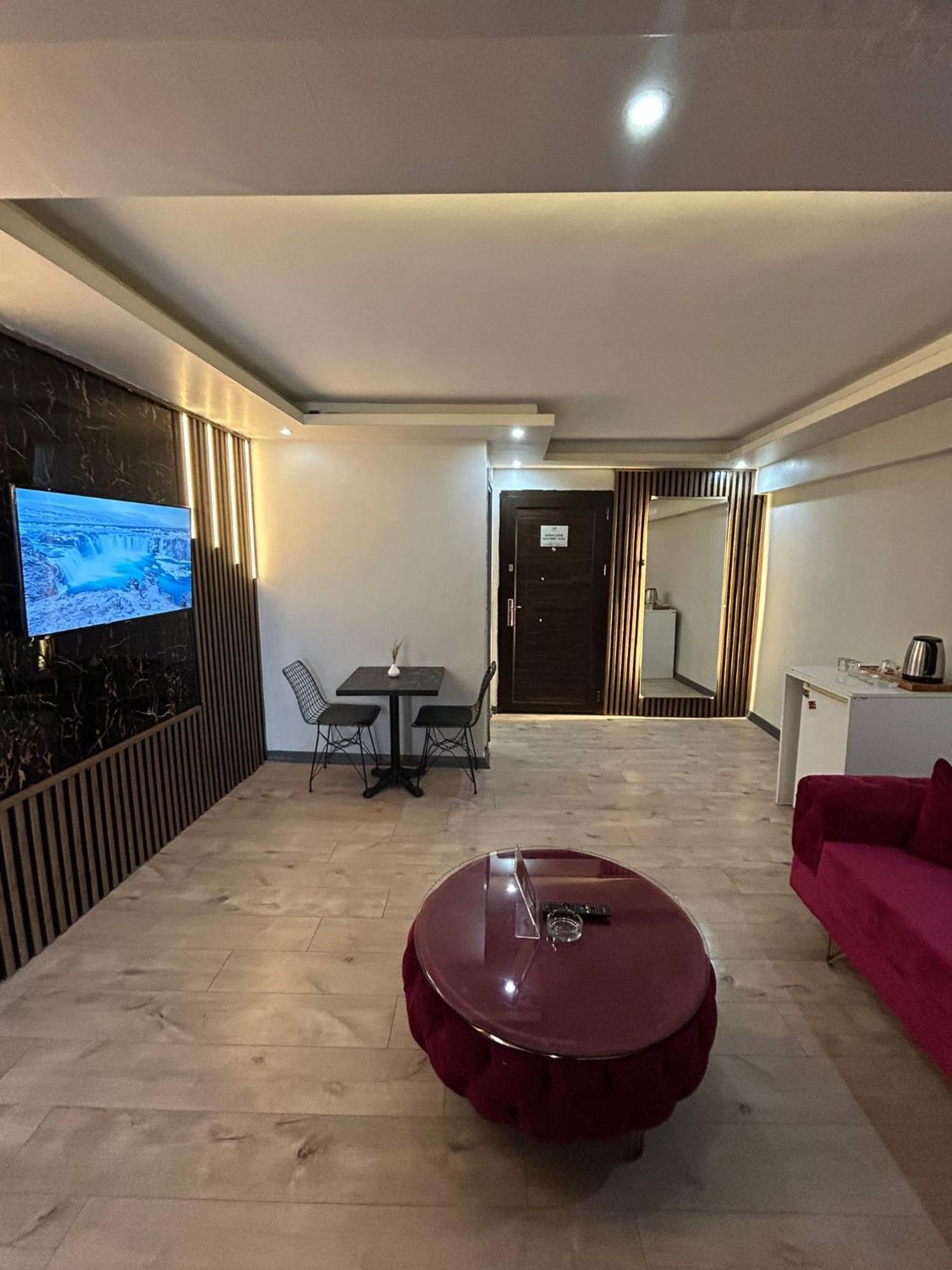 Sara Aparthotel *
