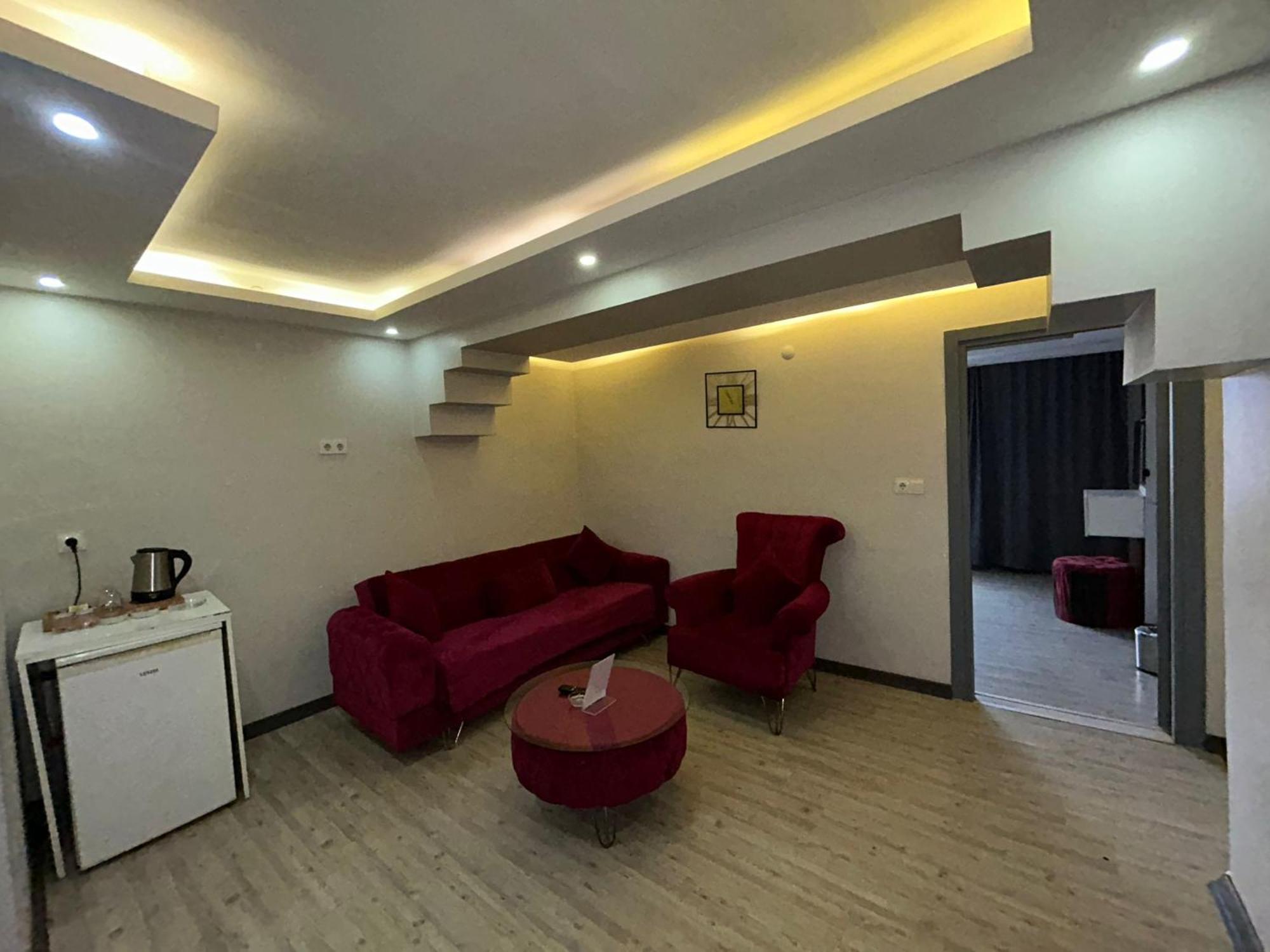 Sara Aparthotel *